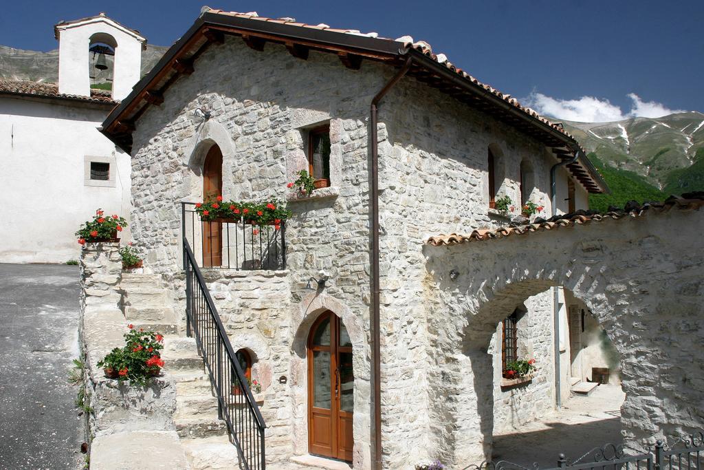 B&B Cascina Dell'Orso Castelsantangelo sul Nera ภายนอก รูปภาพ